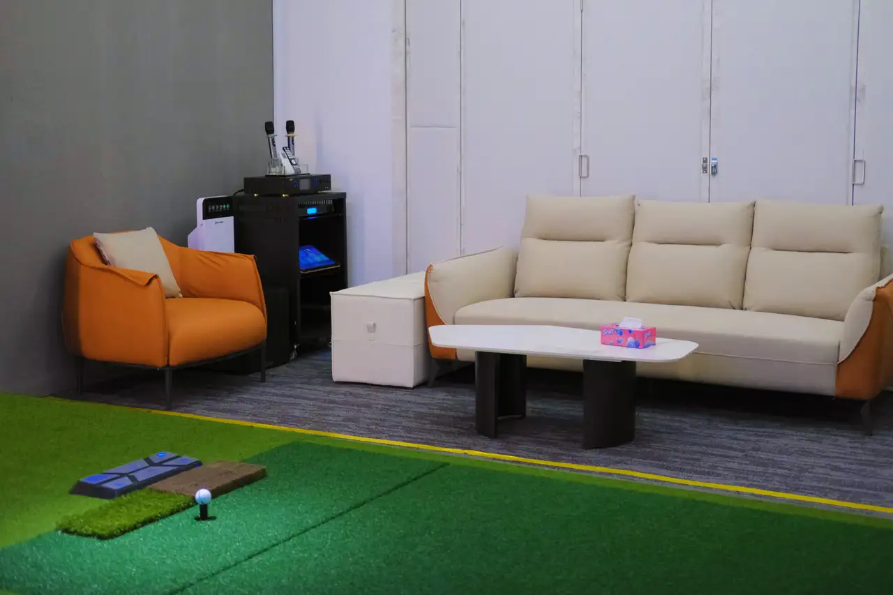 Luxury VIP room at Diamond Golf Zon with golf simulator and karaoke entertainment system